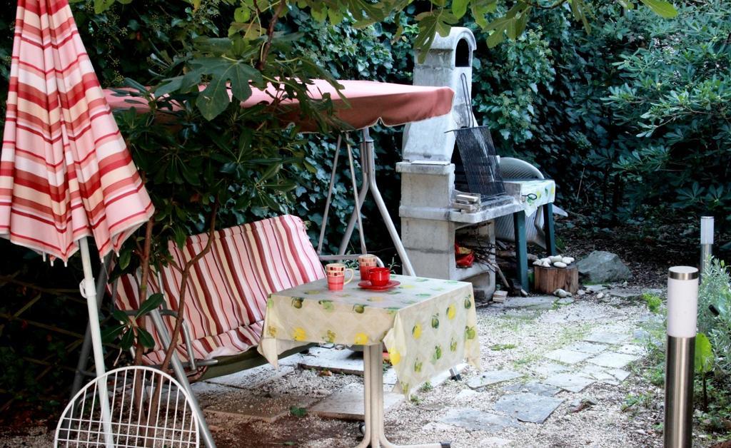 Guest House With Garden - Zuvan Spalato Esterno foto