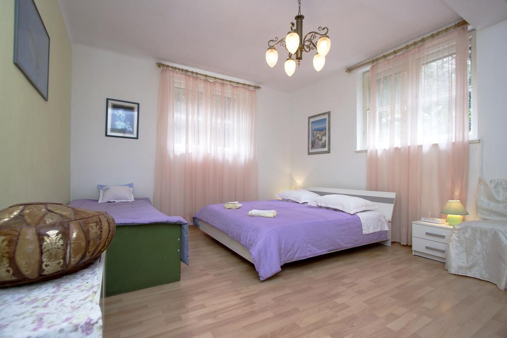 Guest House With Garden - Zuvan Spalato Esterno foto