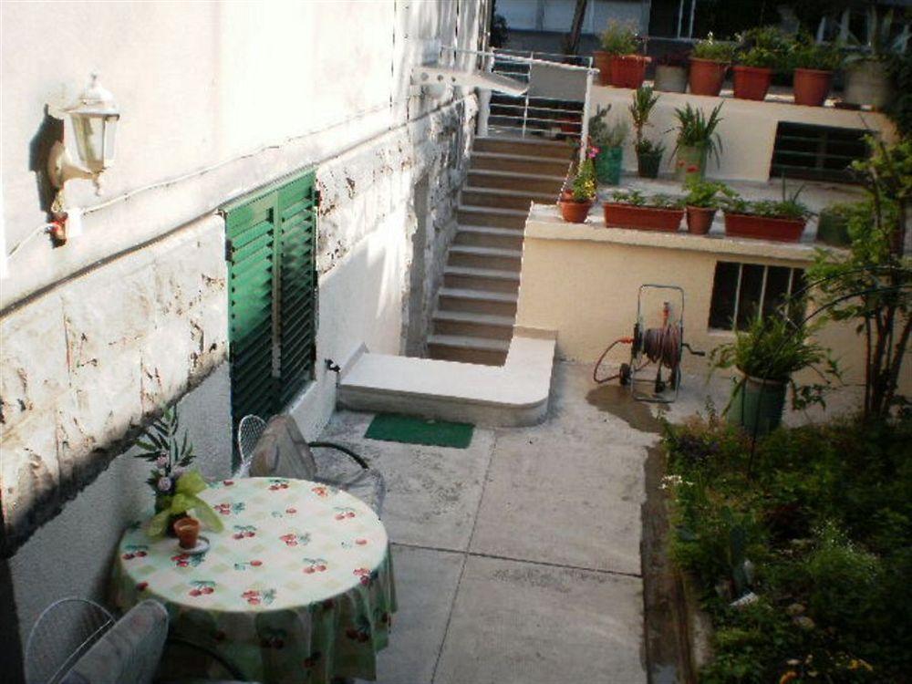 Guest House With Garden - Zuvan Spalato Esterno foto