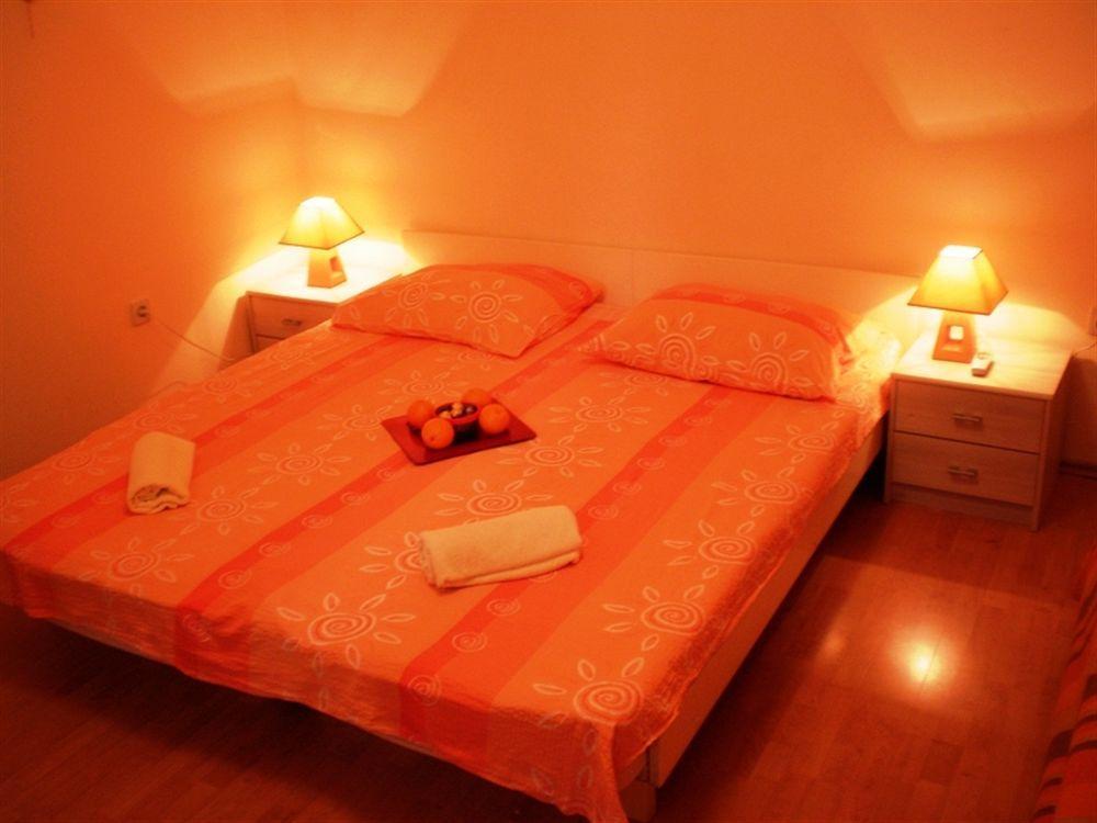 Guest House With Garden - Zuvan Spalato Esterno foto